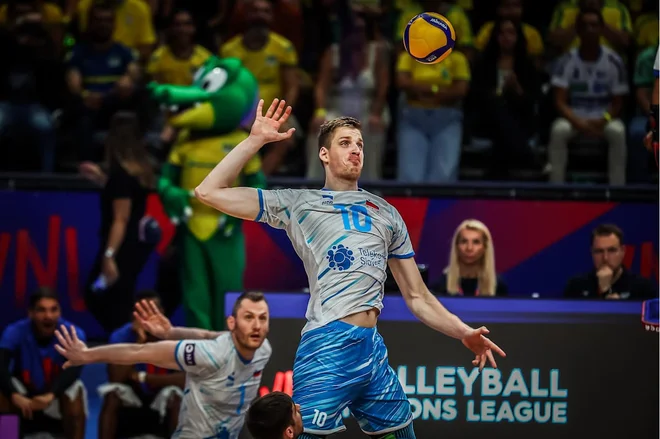 Sašo Štalekar v eni od akcij na tekmi Brazilija vs. Slovenija v Riu de Janeiru. FOTO: Volleyballworld
