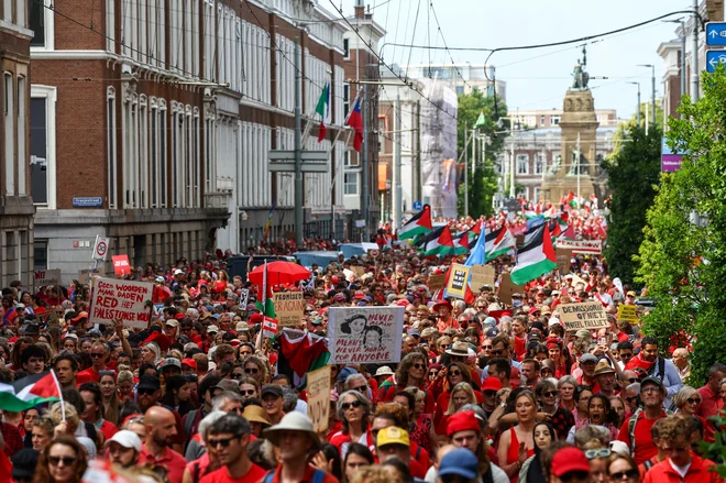 In Hague 150,000 people for gauze