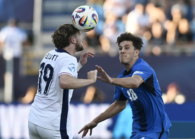 Takole sta se borila Harvey Elliott in Marko Brest. FOTO: Radovan Stoklasa/Reuters