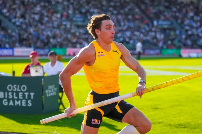 Armand Duplantis blesti v skoku s palico. FOTO: Reuters