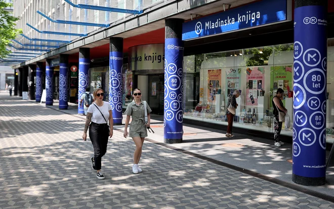 Mladinska knjiga poleg prav tako razvejene slovenske knjižnične mreže mnogim omogoča enega redkih stikov s tiskano knjigo. FOTO: Blaž Samec