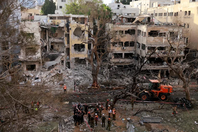 Vse od zgodnjega jutra prihajajo iz Tel Aviva fotografije razdejanja. FOTO: Menahem Kahana/AFP