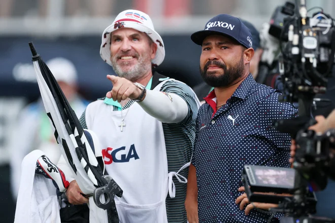 JJ Spaun slavi veliko zmago s caddiejem Markom Carensom. FOTO: Andy Lyons Getty Images Via AFP