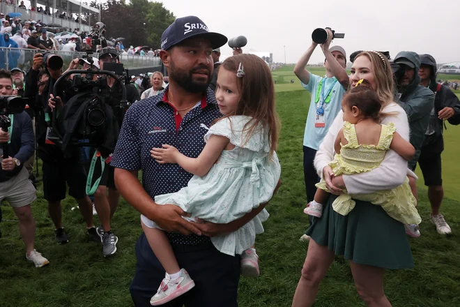 JJ Spaun je največjo zmago v karieri proslavil z ženo in hčerkama prav na očetovski dan. FOTO: Bill Streicher Imagn Images Via Reuters Connect