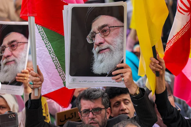 Hamenej si že več kot tri desetletja prizadeva obvladovati pritiske nasprotujočih si sil v Iranu. FOTO: Atta Kenare/AFP