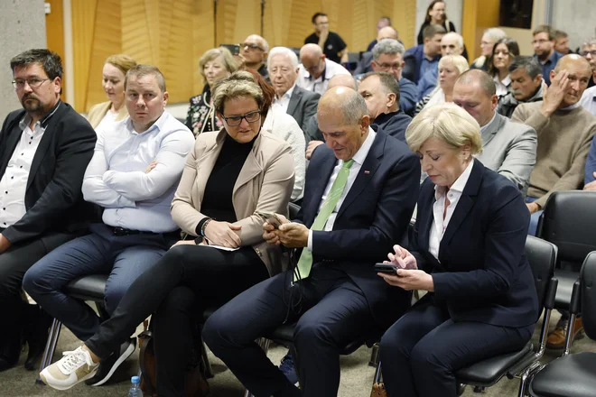 Drugi z leve: Borut Dolanc, ki ostaja generalni sekretar SDS. FOTO: Leon Vidic/delo