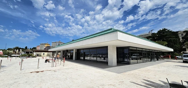 Takšen je sveže obnovljen in pred zadnjimi končnimi podrobnostmi Lido Portorož. Na tem mestu bo restavracija hotela Kempinski Palace, ki bo to poletje še zaprta. FOTO: Boris Šuligoj