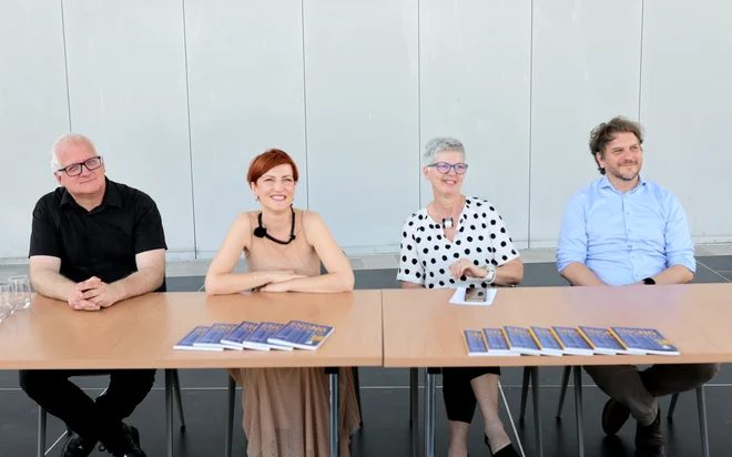 Državni sekretar Marko Rusjan, ministrica Asta Vrečko, direktorica SNG Nova Gorica Mirjam Drnovšček in umetniški vodja gledališča Marko Bratuš FOTO: Blaž Samec