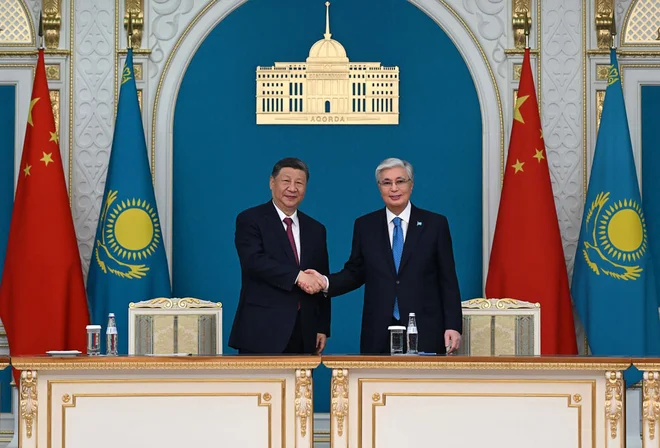 Xi Jinping je že včeraj odpotoval na vrh v Kazahstan, ki ga gosti predsednik Kasim Žomart Tokajev. FOTO: Handout/AFP