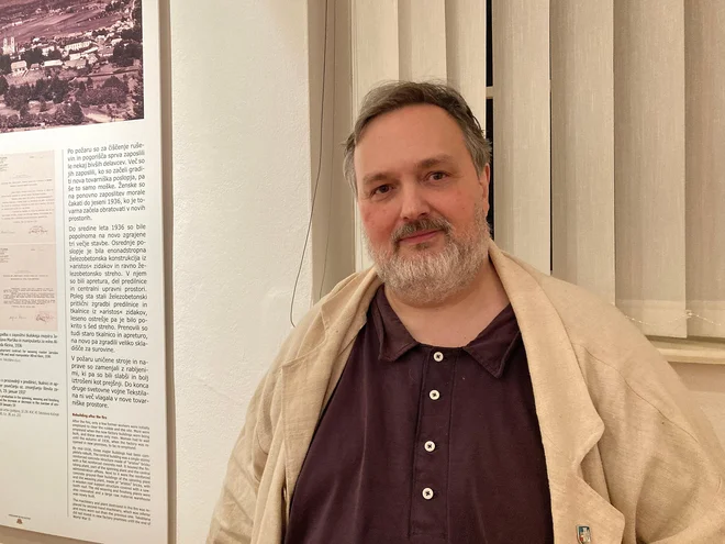 »Knjigo je mogoče razdeliti na več tematskih sklopov,« pravi Mihael Petrovič ml. FOTO: Simona Fajfar