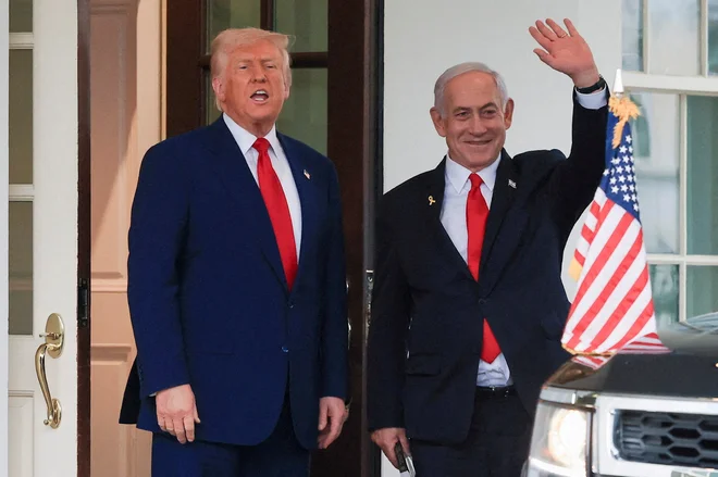 Ameriški predsednik Donald Trump in izraelski premier Benjamin Netanjahu aprila letos. FOTO: Kevin Mohatt/Reuters