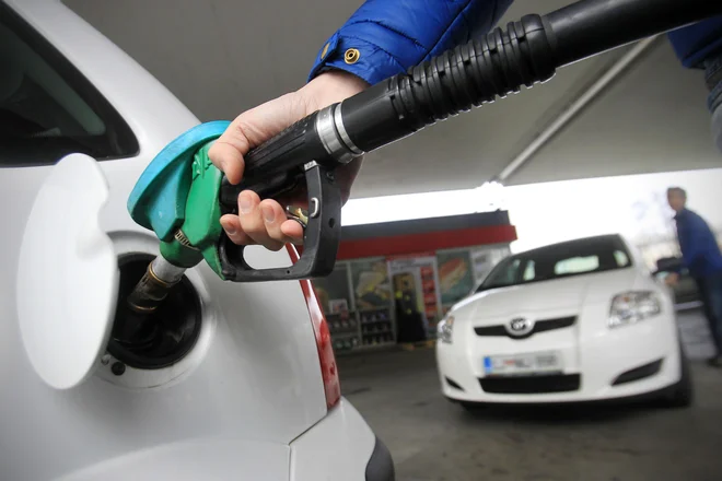 Cene so po novem regulirane na vseh bencinskih servisih po državi, torej tudi tistih ob avtocestah in hitrih cestah. Do zdaj je regulacija veljala le za servise zunaj avtocestnega omrežja. FOTO: Leon Vidic