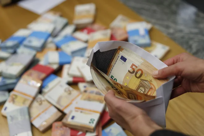 Najvišji prijavljeni dohodek iz naslova drugih obresti je bil lani skoraj desetkrat višji kot pred dvema letoma. FOTO: Leon Vidic