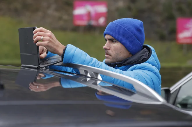 Jernej Damjan zase pravi, da je otrok družbenih omrežij, ki so se začela pojavljati ravno v času njegove športne kariere. Po športni upokojitvi je svojo poslovno kariero je začel z vodenjem družbenih omrežji nordijskih disciplin na Smučarski zvezi Slovenije. FOTO: Leon Vidic/Delo