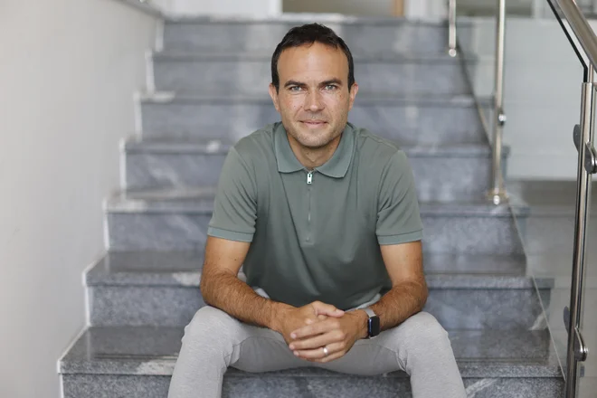 Jernej Damjan ima filozofijo, da si moraš znati vzeti čas, ko ga potrebuješ in na drugi strani, da takrat, ko veš, da lahko nekaj narediš, to tudi izpelješ in ne odlašaš na kasneje. FOTO: Leon Vidic/Delo