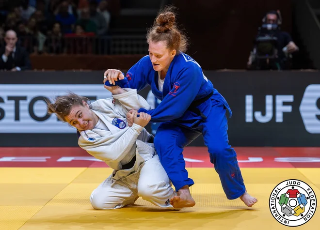 Kaja Schuster (levo) je v uvodnem krogu z iponom ugnala Švicarko Gioio Vetterli. FOTO: Gabriela Sabau/IJF