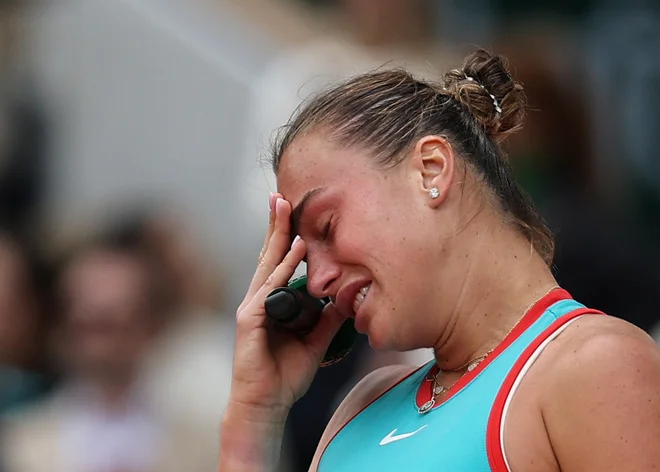 Arina Sabalenka je težko prenesla poraz. FOTO: Gonzalo Fuentes/Reuters