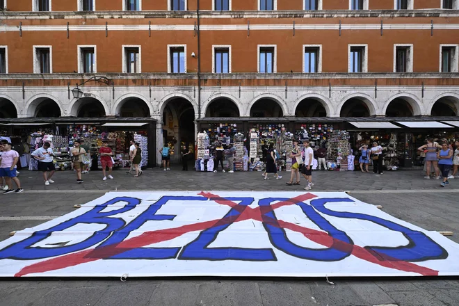 Nekateri Benečani, že tako naveličani čezmernega turizma, pravijo, da Bezos pri njih ni dobrodošel. FOTO: Andrea Pattaro/AFP