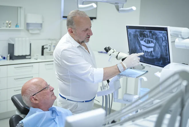 Tudi mož Igor je eden številnih zadovoljnih pacientov dr. Trampuša. FOTO: Jože Suhadolnik