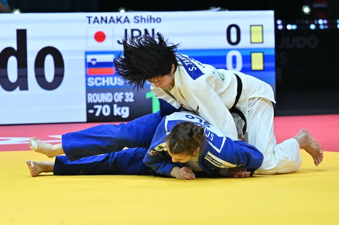 Kaja Schuster (v modrem kimonu) se je dobro upirala Japonki Šiho Tanaka. FOTO: Attila Kisbenedek/AFP