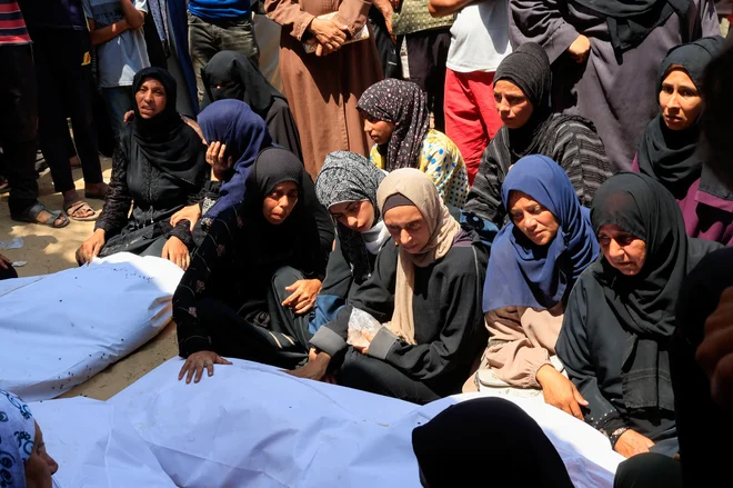 Izrael s svojo vojno proti palestinskim otrokom in materam, dobesedno in pred svetovnim občinstvom izvaja v Gazi genocid. FOTO:Hatem Khaled Reuters