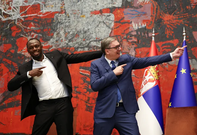 Svetovni in olimpijski prvak Usain Bolt je v tipični zmagoslavni pozi pozdravil gostitelja, srbskega predsednika Aleksandra Vučića. Foto Zorana Jevtic/Reuters