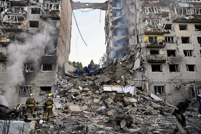 Danes je Kijev znova doživel množični napad, v katerem so Rusi uporabili 175 brezpilotnih letal in 14 raket, od tega dve balistični. FOTO: Ženja Savilov/AFP