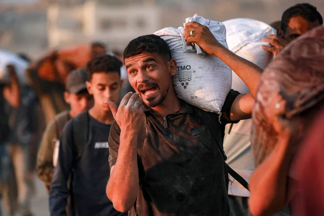 Priče zadnjega streljanja so povedale, da se je na območju napada zbralo na tisoče Palestincev, ki so upali, da bodo dobili moko. FOTO: Bashar Taleb/AFP