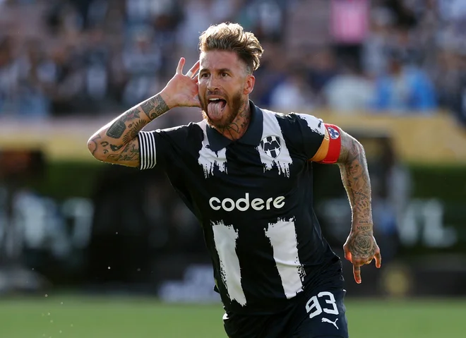 Sergio Ramos po zadetku z glavo dokazuje, da stari mojstri še niso za odpis. FOTO: Kiyoshi Mio/Reuters