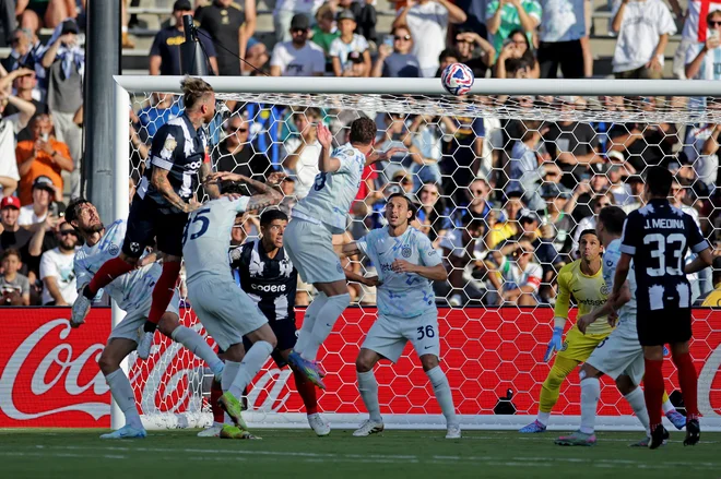 V kazenskem prostoru je po kotu najvišje skočil prekaljeni španski branilec Sergio Ramos in z glavo neustavljivo zadel za vodstvo Rayadosov. FOTO: Daniel Cole/Reuters