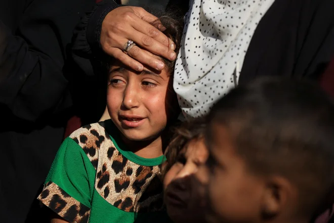 Okupacijske sile so v množico več tisoč ljudi, ki so v osrednjem delu Gaze čakali na pomoč, sprožile več strelov. FOTO: Abu Alkas/Reuters