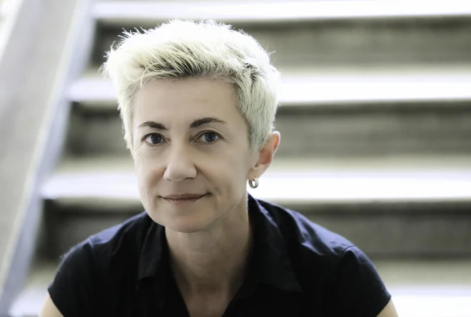 Suzana Tratnik že več desetletij pomembno sooblikuje kulturno krajino Ljubljane kot avtorica, mentorica, urednica, prevajalka in aktivistka. FOTO: Jože Suhadolnik