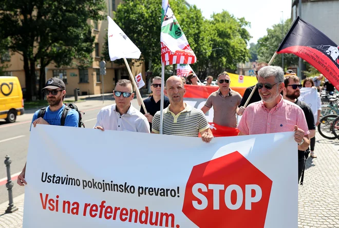 V Delavski koaliciji pričakujejo, da bodo v začetku jeseni začeli zbirati 40.000 overjenih podpisov, kar je pogoj za razpis zakonodajnega referenduma. FOTO: Blaž Samec/Delo