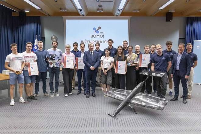 Nagrajenci inženirske iskre 2025 z ministrom za visoko šolstvo, znanost in inovacije, dr. Igorjem Papičem ter inženirko leta 2024 Rebeko Kropivšek Leskovar FOTO: Andrej Križ
