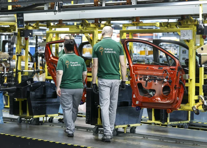 Država bo znatno podprla investicijo v proizvodnjo novega električnega twinga v Revozu. FOTO: Jože Suhadolnik