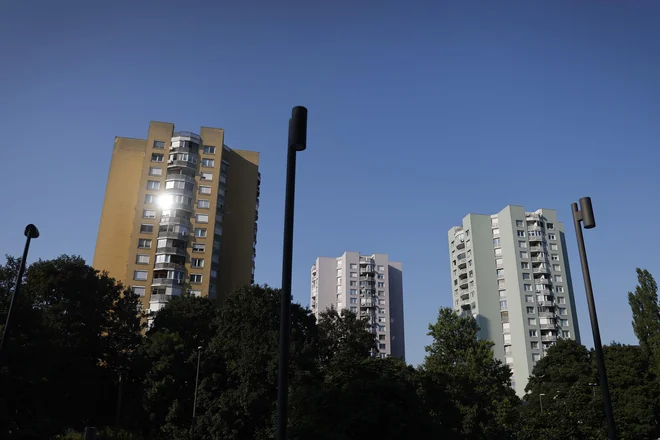 Celo zakonodajno-pravna služba vladi priznava, da so posegi v pravici do lastnine in gospodarske pobude dopustni, če gre za zagotavljanje stanovanj. Foto Leon Vidic
