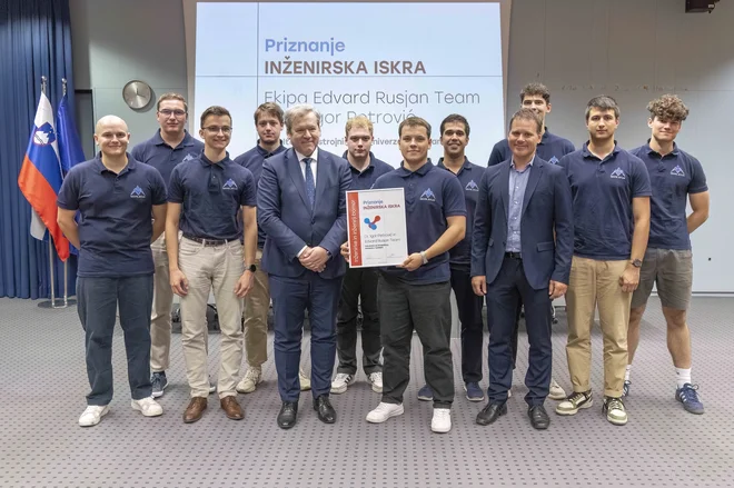 Ekipa Edvard Rusjan Team s profesorjem dr. Igorjem Petrovićem in ministrom Igorjem Papičem. FOTO: Andrej Križ