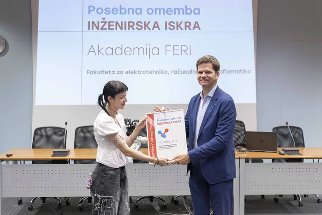 Inženirka leta 2024 Rebeka Kropivšek Leskovar je podelila posebno pohvalo Akedemiji FERI. FOTO: Andrej Križ