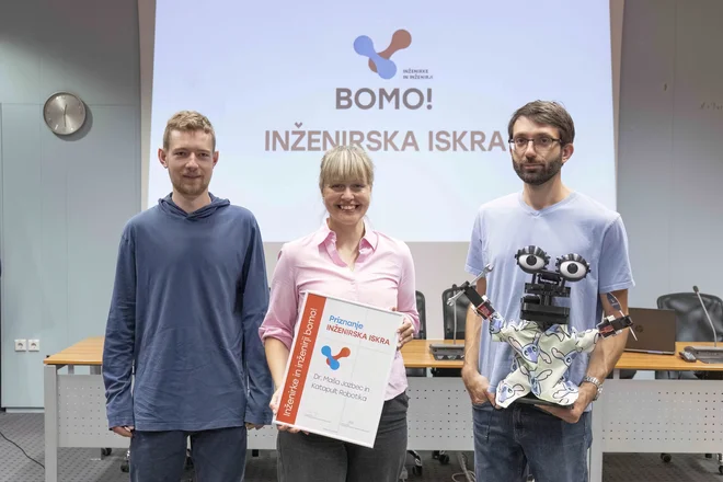 Dr. Maša Jazbec in Katapult Robotika sta prejela inženirsko iskro za spodbujanje radovednosti in inženirskega razmišljanja med mladimi.FOTO: Andrej Križ