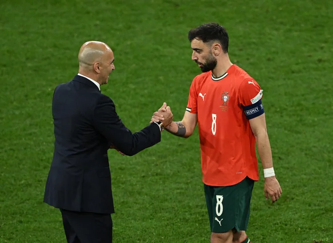 Bruno Fernandes (desno, levo selektor Roberto Martinez) je nedavno osvojil ligo narodov s Portugalsko, pred njim bo velik izziv v majici Manchester Uniteda. FOTO: Annegret Hilse/Reuters