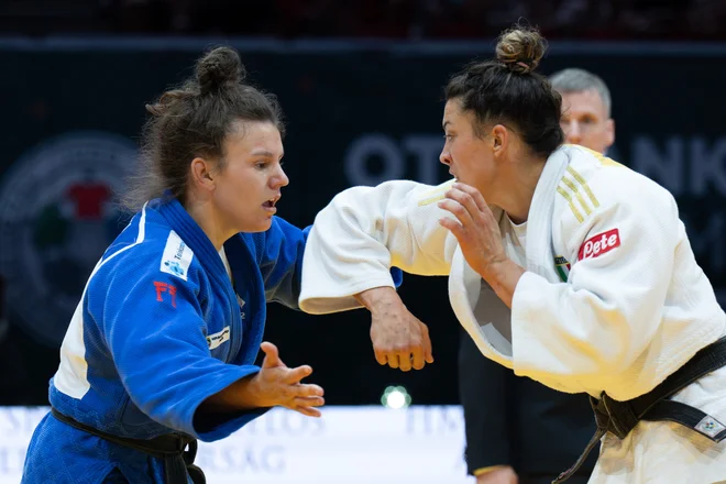 V polfinalu je morala Metka Lobnik (levo) priznati premoč Italijanki Alice Bellandi. FOTO: Darko Petelinšek/JZS
