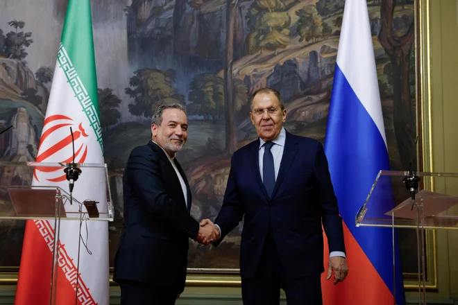 Moskva je obsodila izraelske napade na Iran in pozvala k vrnitvi k pogajanjem. FOTO: Tatyana Makeyeva Via Reuters