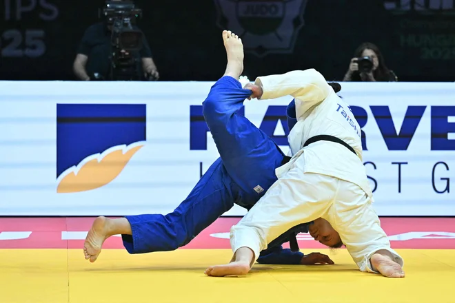 V dvoboju za tretje mesto je morala Metka Lobnik (v modrem kimonu) priznati premoč Japonki Kureni Ikeda. FOTO Attila Kisbenedek/AFP