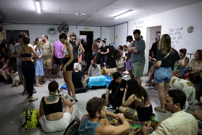 Med napadom so prebivalci Tel Aviva odšli v zaklonišča. FOTO: Violeta Santos Moura/Reuters