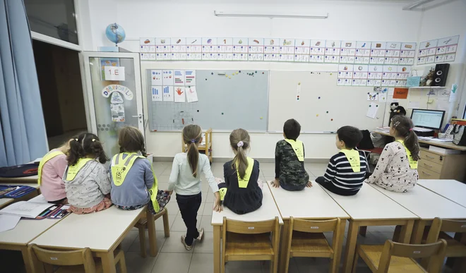 Kaj, če bi raje končno naredili šolo takšno, da bi k psihologom, psihiatrom in psihoterapevtom prihajali le še tisti, ki res ne zmorejo brez zdravstvene pomoči? FOTO: Jože Suhadolnik/Delo