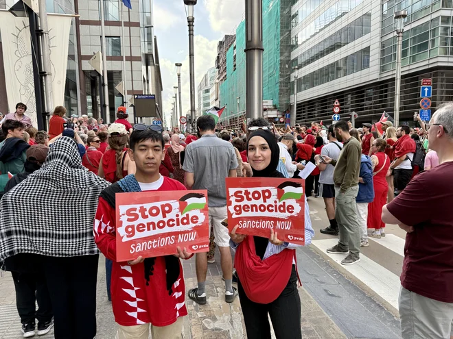 Tudi na bruseljskih ulicah množice zahtevajo ustavitev genocida v Gazi. FOTO: Peter Žerjavič
