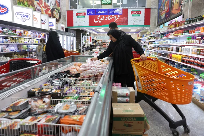 Ljudje poskušajo normalno živeti v siceršnjem stanju negotovosti. FOTO: Majid Asgaripour/Reuters