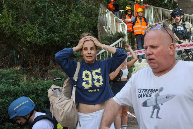 V zadnjih napadih Irana je bilo v Izraelu poškodovanih vsaj 65 ljudi, je sporočila izraelska služba za nujne primere. V kritičnem stanju so 80-letnik in dve 70-letnici, dve drugi osebi sta hudo poškodovani. Več kot 50 ljudi je bilo zaradi šrapnelov poškodovanih med begom v zaklonišča. FOTO: Gil Cohen-magen/Afp
