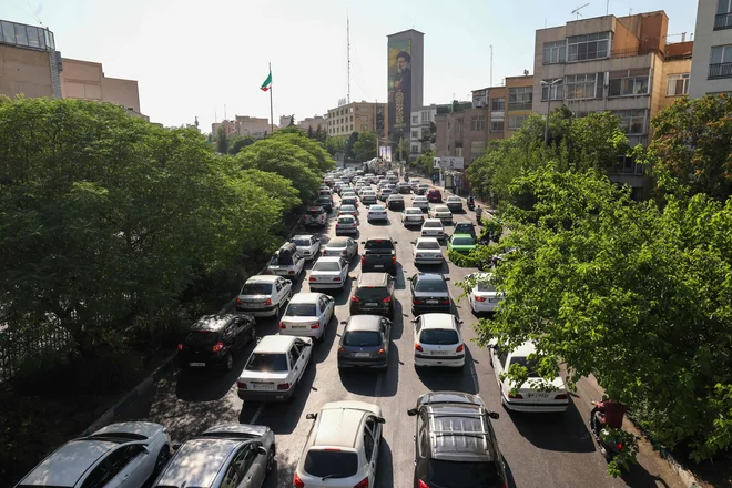 Konflikt se je začel v petek, ko je Izrael napadel iranske jedrske in vojaške objekte. Iran se je odzval z raketnimi napadi in napadi z brezpilotnimi letali. Mnogi, ki bežijo iz območja Teherana, se odpravljajo proti severu proti Kaspijskemu jezeru, manjšim mestom na podeželju ali proti iranski meji. Nekoč živahne ulice so zdaj tihe. Nekateri supermarketi so še vedno odprti, vendar so njihove police skoraj prazne. Poročali so o izpadih elektrike in vode, restavracije so zaprte, klimatske naprave pa na mnogih območjih ne delujejo kljub žgočim temperaturam nad 35 stopinj Celzija. Vendar pa še niso vsi odšli. Nekateri so ostali, ker niso mogli ali niso želeli pobegniti. FOTO: Atta Kenare/Afp