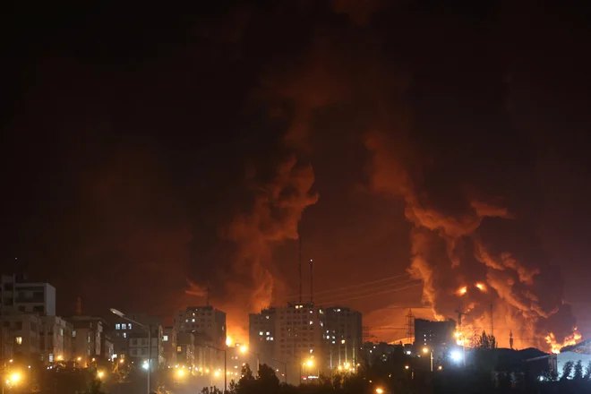 Obsežen požar je izbruhnil po izraelskem napadu na skladišče Sharan Oil v bližini Teherana. FOTO: Majid Asgaripour/Reuters